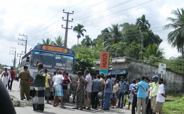 තරුණයන් තුන් දෙනෙකු බස් රථයක ගැටෙයි