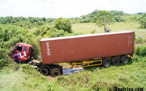 කන්ටේනර් රථයක් වගවත්ත පාලමෙන් පහළට